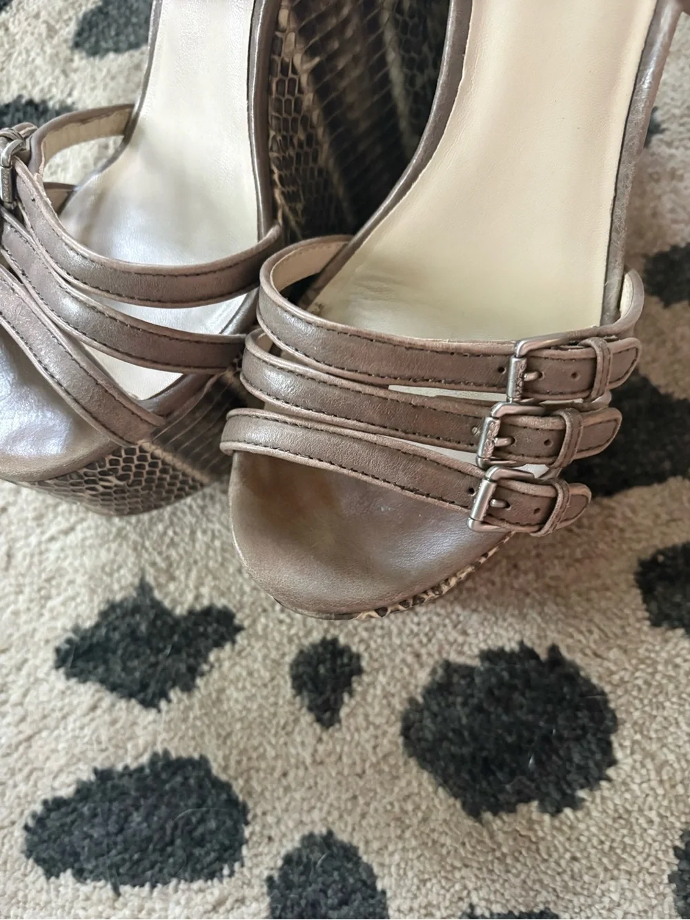 Women’s Taupe Snake-Print Wedge Sandals 👡 Michael kors great condition
